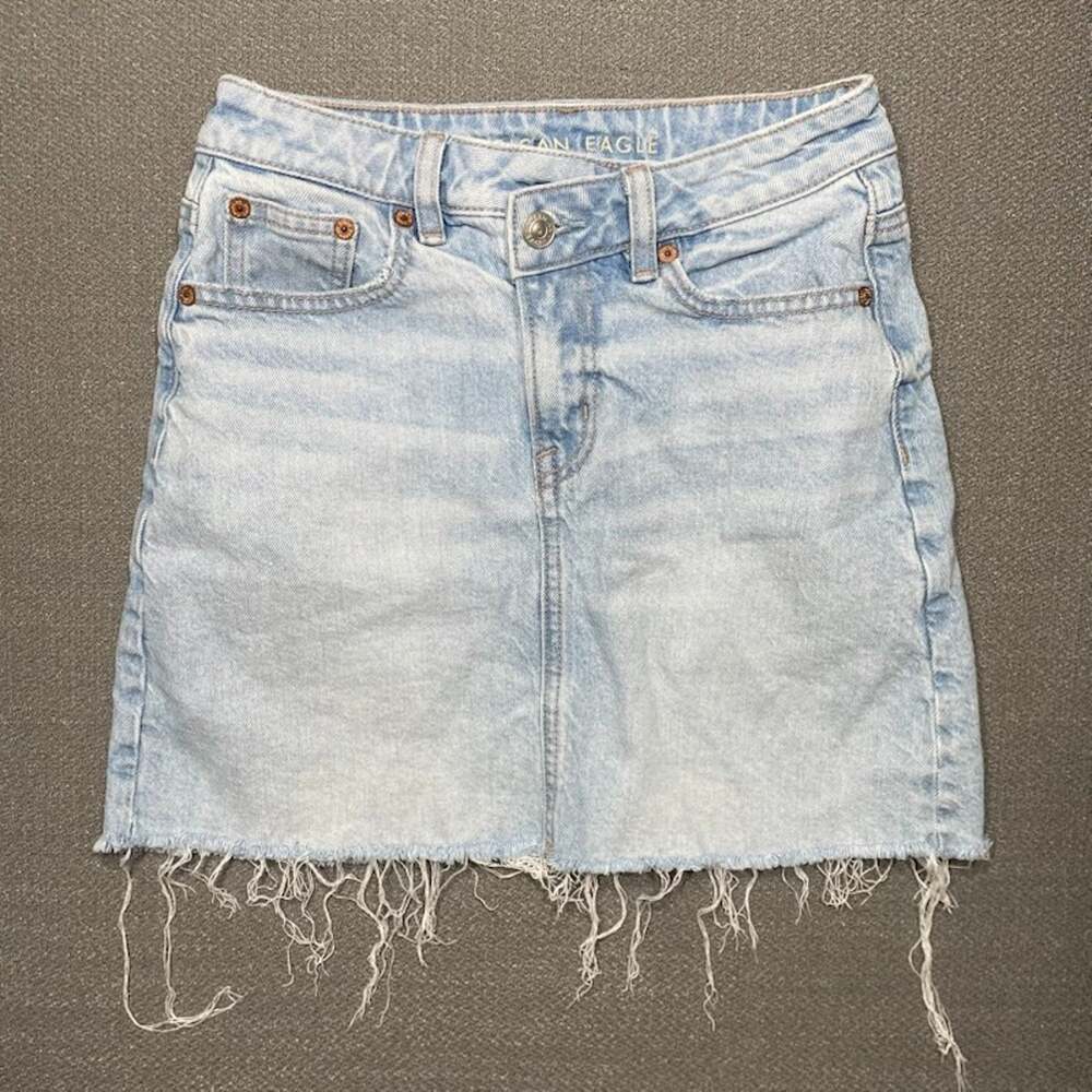 American Eagle Distressed Denim Mini Skirt Light Wash Frayed Hem Womens Size 00